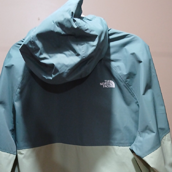 The North Face Green Two-Toned Nylon Hoodie NWT - Picture 7 of 10
